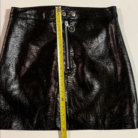 ✨NEW✨ H&M BLACK PATENT LEATHER MINI SKIRT - Picture 7 of 8